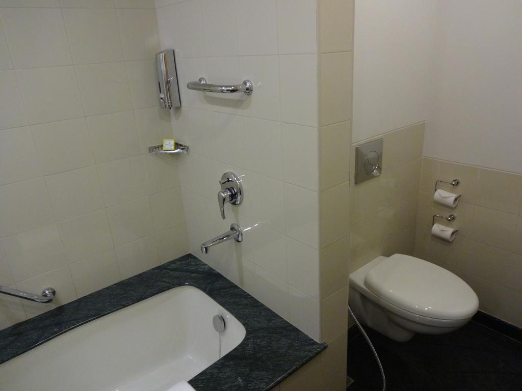 Lemon Tree Hotel, Gachibowli, Hyderabad Room photo