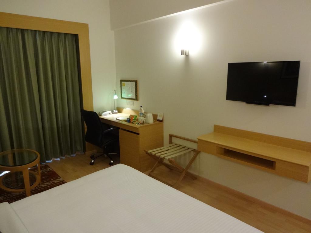 Lemon Tree Hotel, Gachibowli, Hyderabad Exterior photo