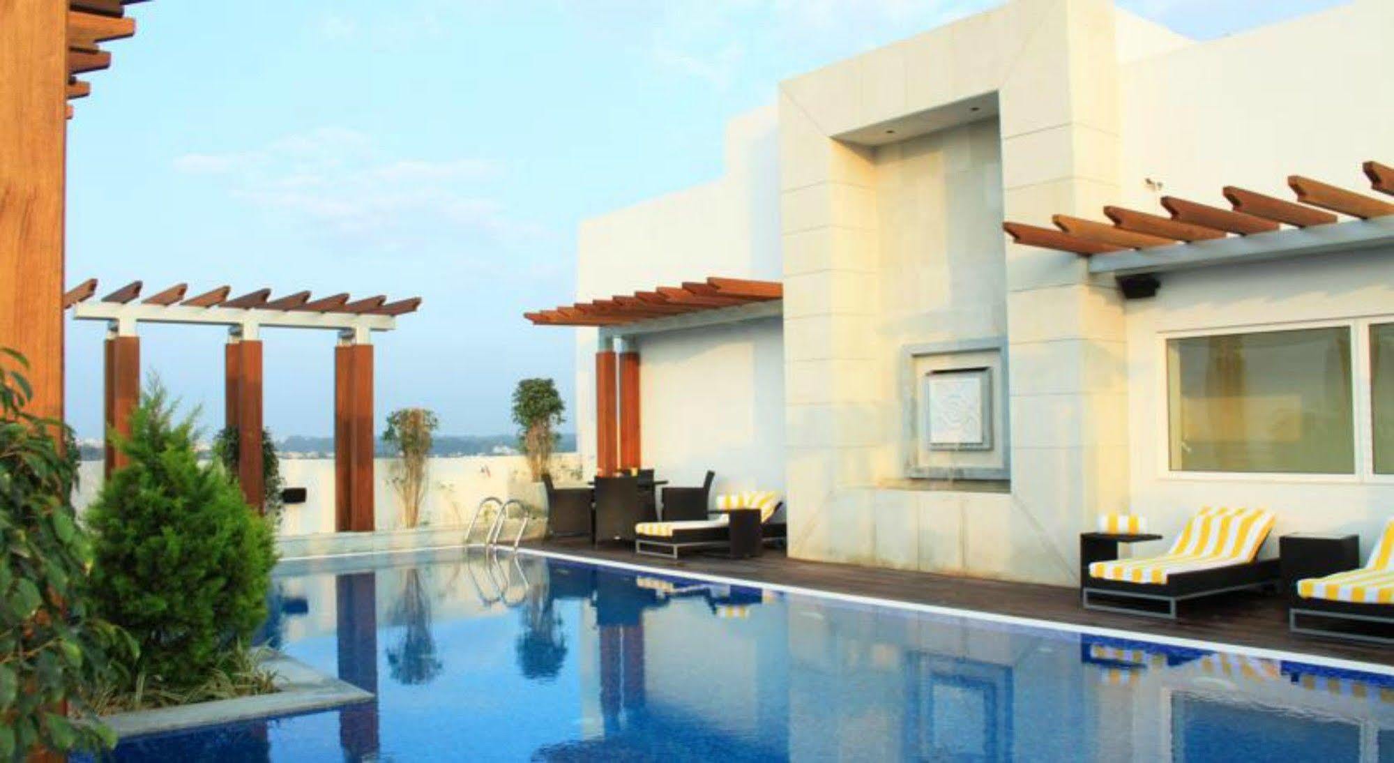 Lemon Tree Hotel, Gachibowli, Hyderabad Exterior photo